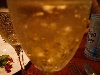 金箔はスパークリングワインの泡に映えますね・・・